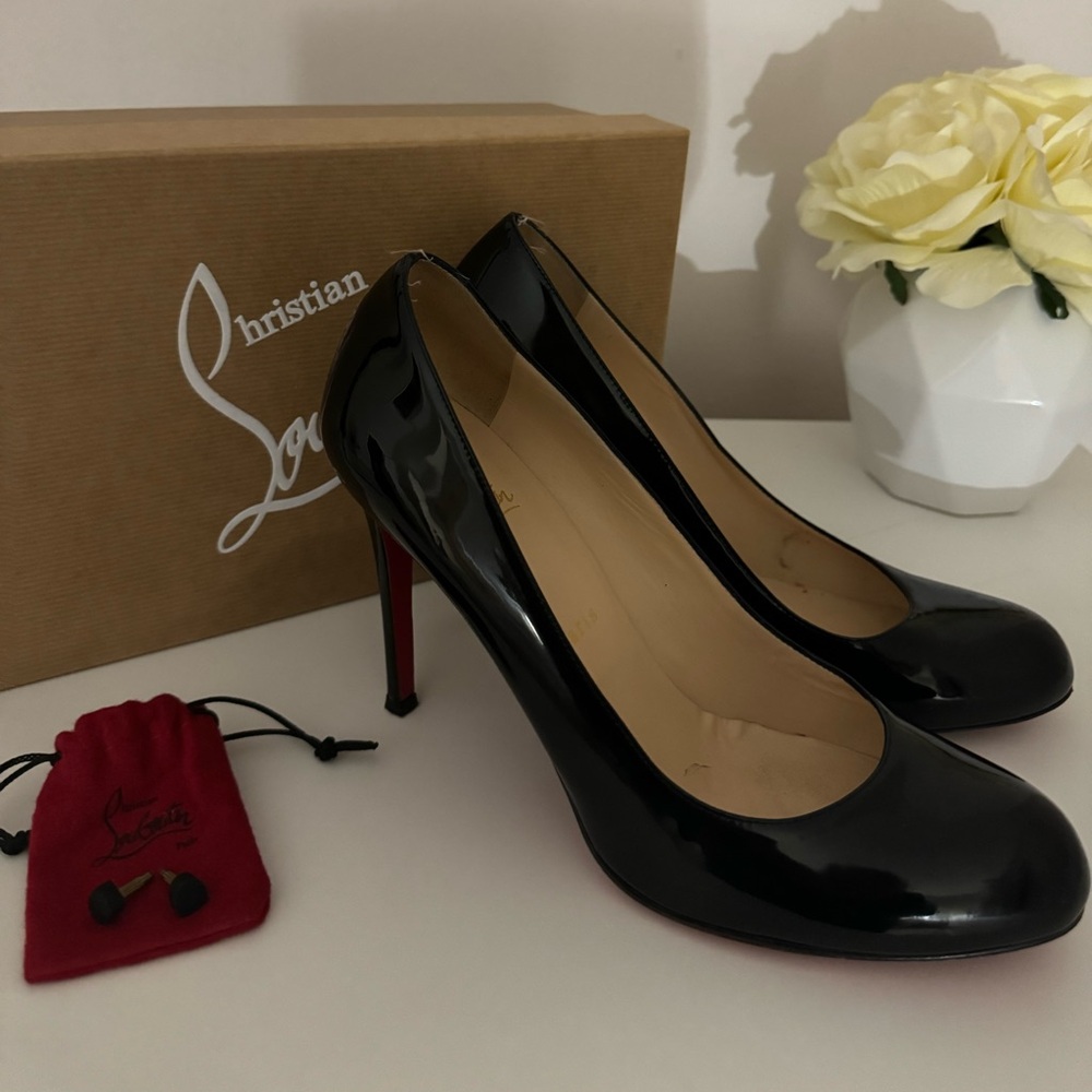 Louis Vuitton Classic Patent Roubd toe pump Size 41.5 fits like a US 10- 10.5